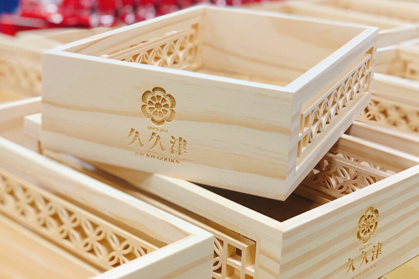 包餡金-窗花木盒 Gold Ingot Shaped Pastry-Hand Carved Wooden Gift Box