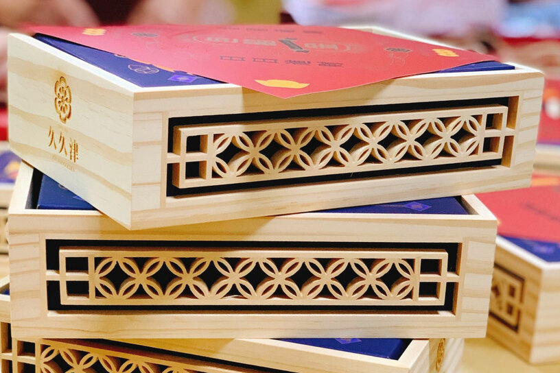 包餡金-窗花木盒 Gold Ingot Shaped Pastry-Hand Carved Wooden Gift Box