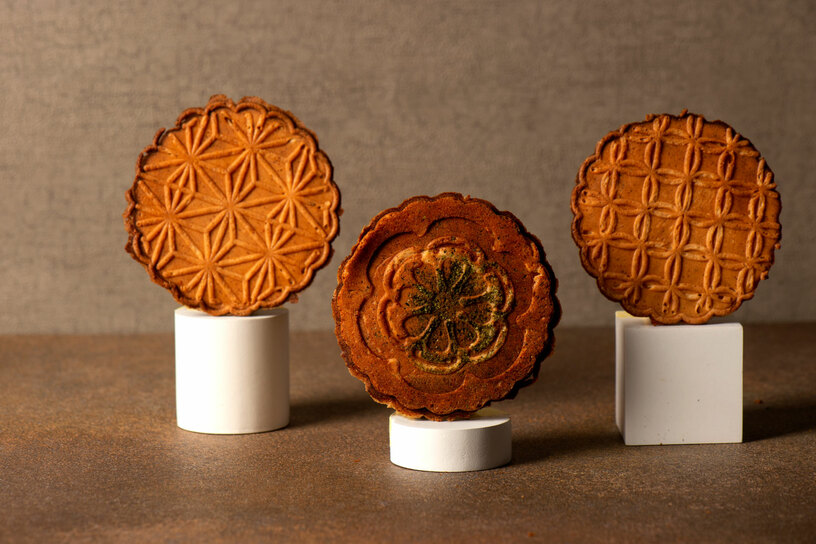 蕾絲米帛燒-海棠窗花木盒 Lace Rice Crisp-Hand Carved Wooden Gift Box
