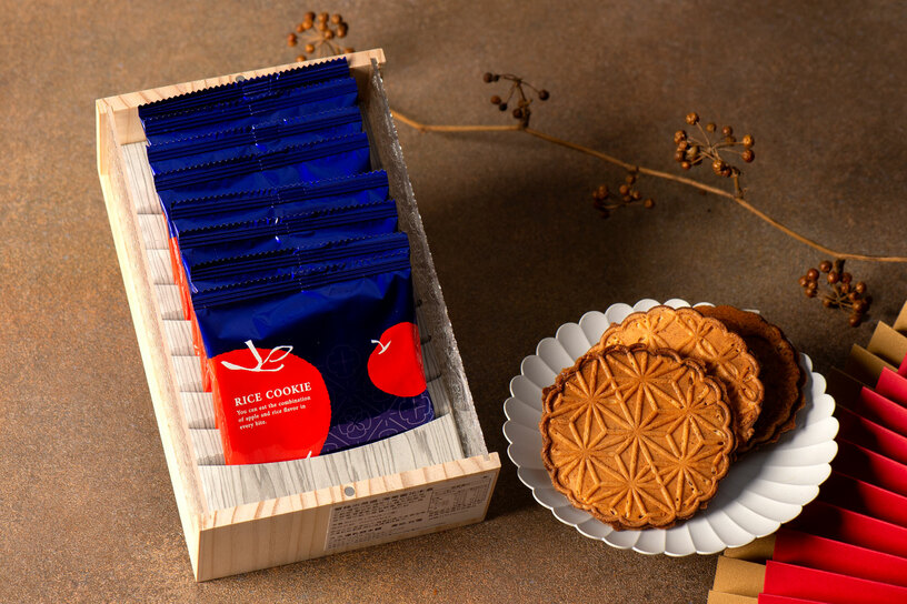 蕾絲米帛燒-海棠窗花木盒 Lace Rice Crisp-Hand Carved Wooden Gift Box