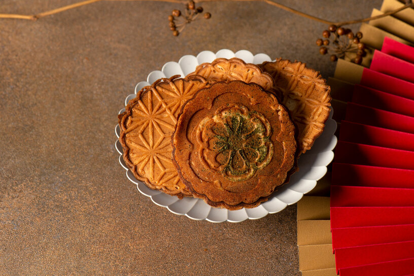 蕾絲米帛燒-海棠窗花木盒 Lace Rice Crisp-Hand Carved Wooden Gift Box