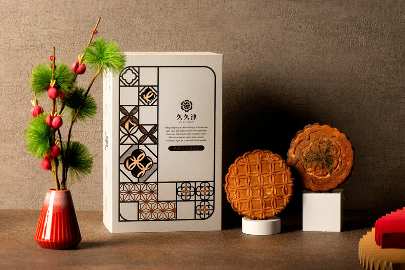 蕾絲米帛燒-海棠窗花木盒 Lace Rice Crisp-Hand Carved Wooden Gift Box