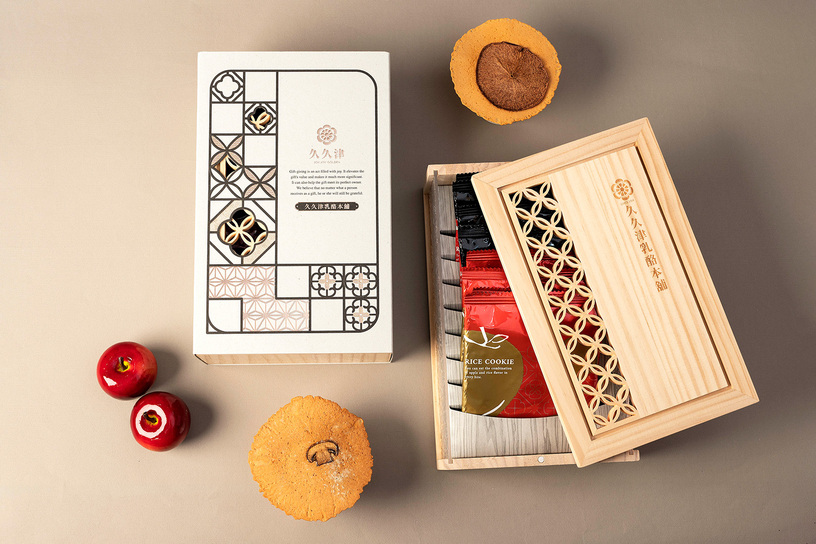 果韻松露-海棠窗花木盒 Apple & Truffle Rice Crackers – Hand-Carved Wooden Gift Box