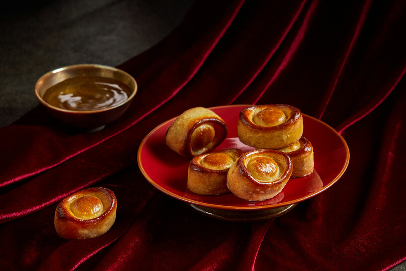 包餡金-窗花木盒 Gold Ingot Shaped Pastry-Hand Carved Wooden Gift Box