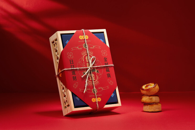 包餡金-窗花木盒 Gold Ingot Shaped Pastry-Hand Carved Wooden Gift Box